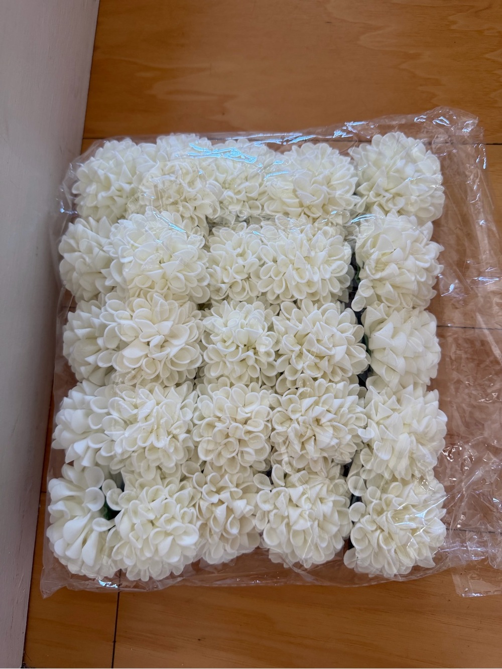 25 Artificial Dahlia Flowers with Stems - Off White flowers, NEW in Bag